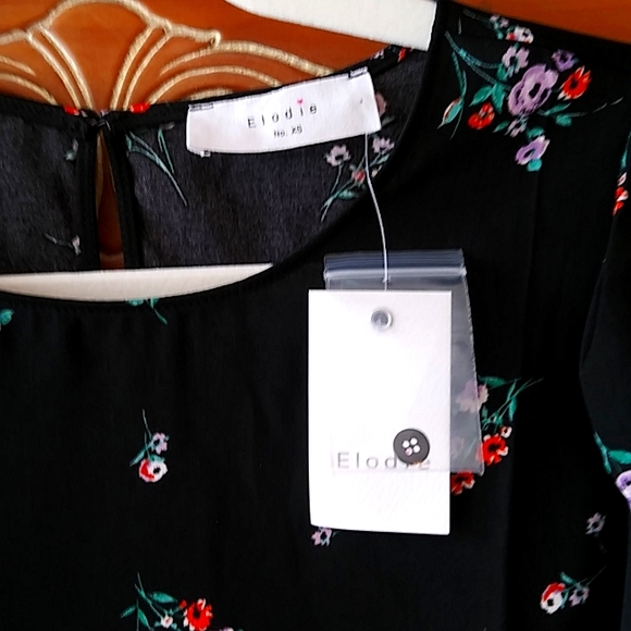 NWT **ELODIE ** CREWNECK BLACK FLORAL WOMENS SHORT SLEEVE BLOUSE -- SIZE XSMALL - Picture 4 of 6